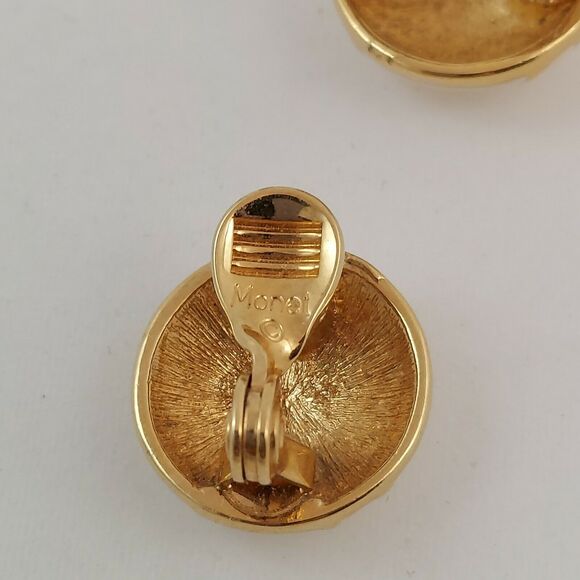 Vintage Monet White Cream Enamel Round Button Clip Earrings Gold Tone Signed - Picture 5 of 7